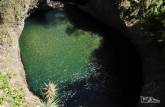 Piscina natural iluminada pela luz da manhã no Parque Nacional Radal Siete Tazas, no centro-sul do Chile